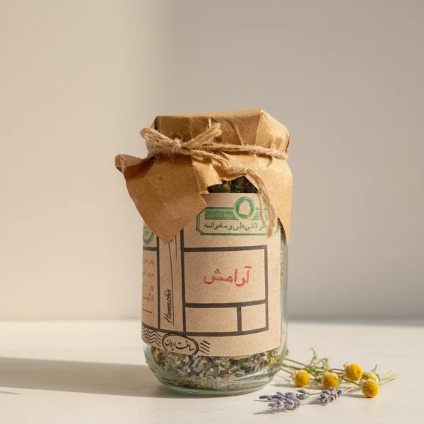دمنوش گیاهی آرامبخش همنشین در بسته‌بندی شیشه‌ای ارگانیک.